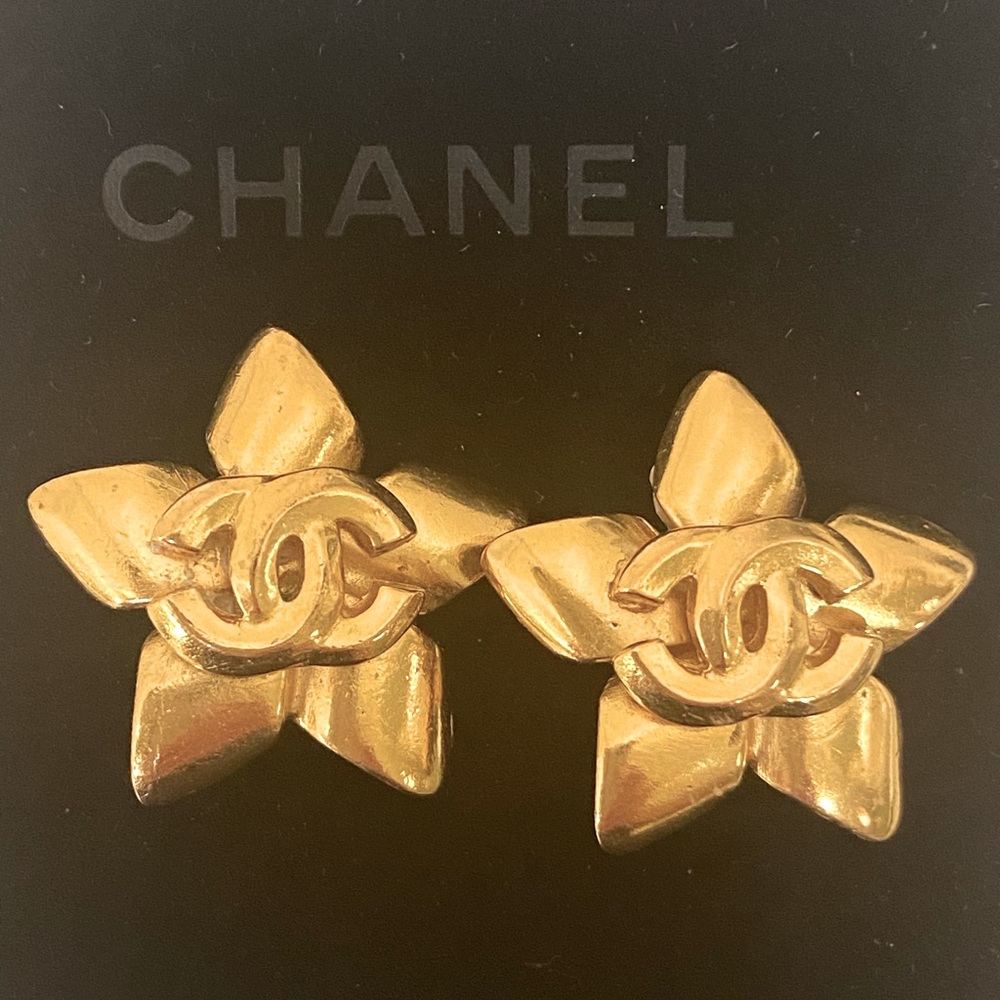 Chanel 1996 Flower Clip on earring Authentic